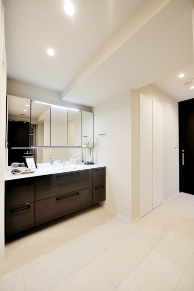 TOTO製の広々とした洗面台です。毎日使用する場所だからこそストレスのないよう広々とした1500サイズを採用しました。収納量と毎日のお手入れに配慮した使いやすさです。