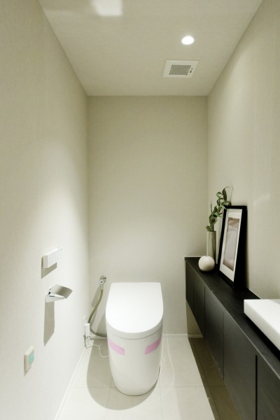 トイレは２か所設置しています。メインのトイレでは手洗いカンターを設置し、いつも清潔に保てます。タンクレストイレを採用し、スッキリとした空間を作りだしています。