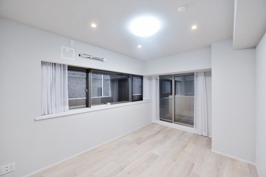 洋室1（約7.3帖）は吹抜けとインナーバルコニーからの光が入ります。床暖房も完備しており、冬も足元からぽかぽかで過ごせます。