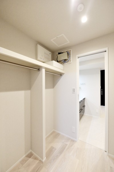 洋室1と洗面室の間にはウォークスルークローゼットを設えました。ハンガーパイプに枕棚を設置し、洗面室から直接収納することも出来るので、家事効率が良い間取りです。