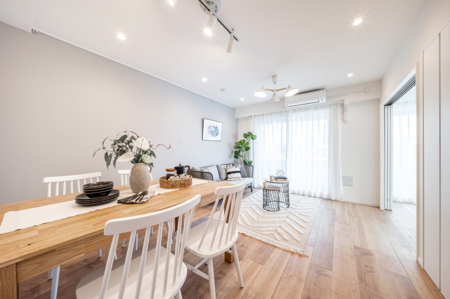 南東向きの窓から心がほっとする陽光が注がれるリビングダイニングです。暖かみのあるフローリングで、落ち着いた上質な雰囲気になります。