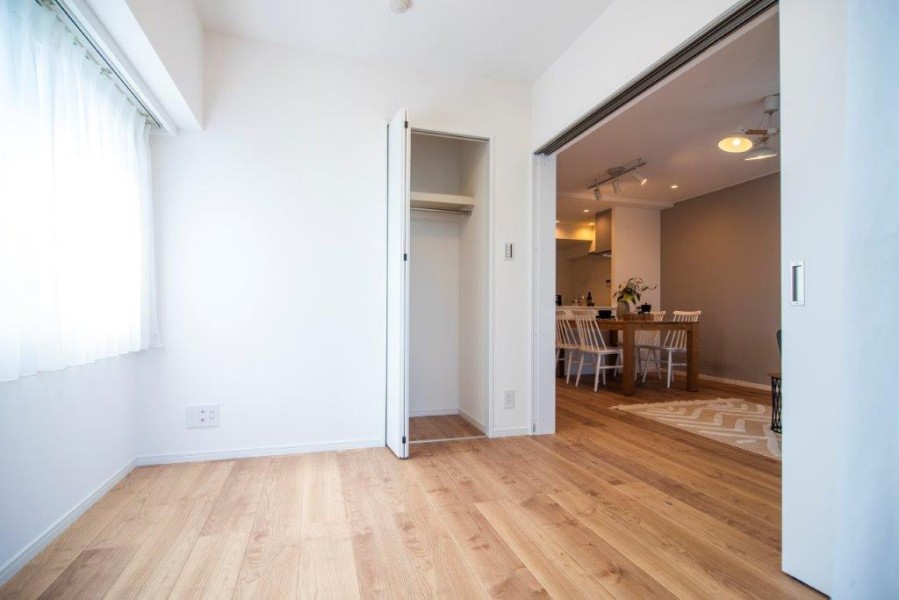 リビングダイニングに隣接している洋室3は、二面採光で明るく開放感的なお部屋です。扉をあけながら、ご家族や友人との時間をお過ごしいただけます。