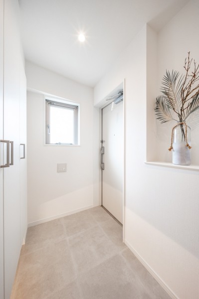 お部屋のお顔となる玄関は爽やかで明るいスペースに。カウンターには、四季折々のお花を飾って季節を楽しむのもいいですね♪