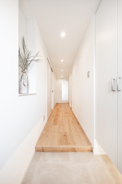 玄関からリビングダイニングキッチンへ続く廊下です。フットライト付のシューズボックスも備え付けています。