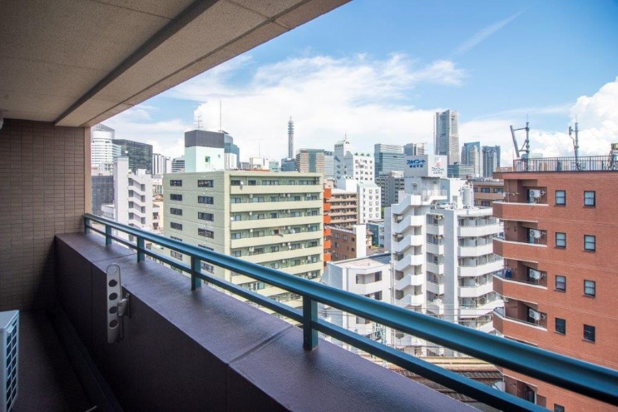 心地よい陽光を取り込み、空間をゆるやかに紡ぐバルコニーです。前方の建物とは距離があるので、晴れた日には洗濯物がしっかり乾きそうです♪