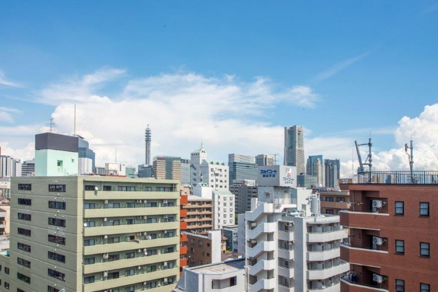 空へと繋がるスマートなビル群のシルエットに都心の刺激を間近に感じながらも、青々とした空を眺めリラックスできる眺望です。横浜のシンボル、ランドマークタワーを望めます♪