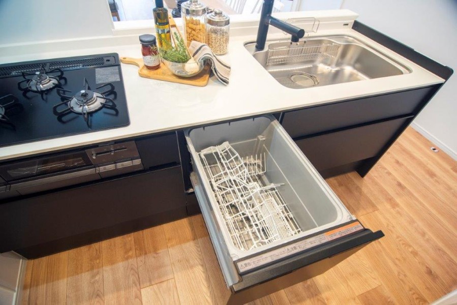 ◆食器洗浄乾燥機◆家事の時間を短縮できる優れもの。さらに節水・節約を同時に行うことができるので、大変人気があり重宝します。