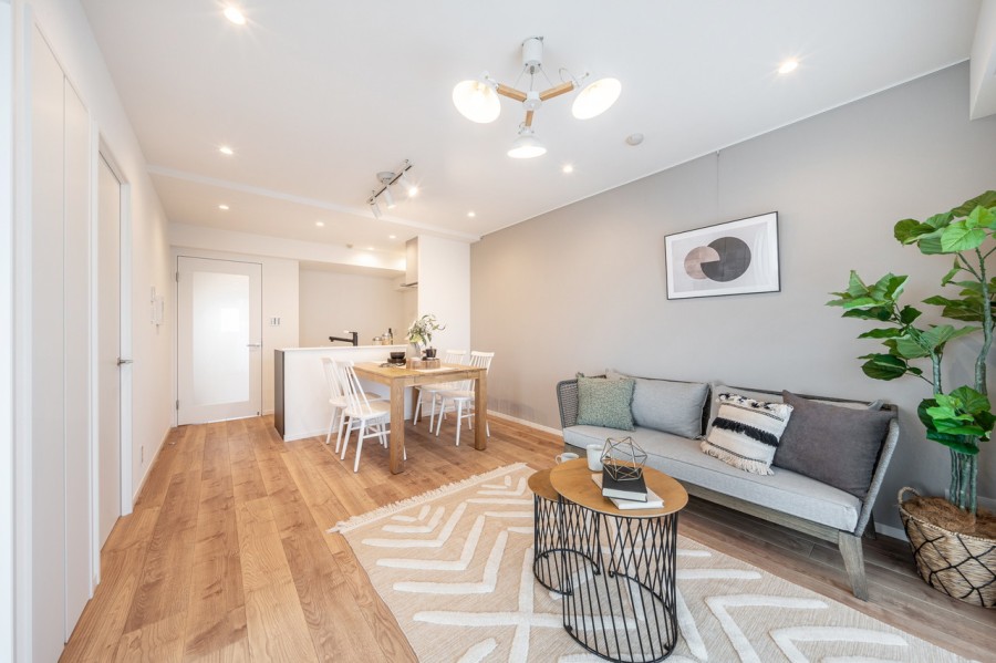 お部屋は自然の優しい温もりを添えた居心地の良い内装に仕上げました。多彩な豊かさが紡ぎ、穏やかな時間が流れます。