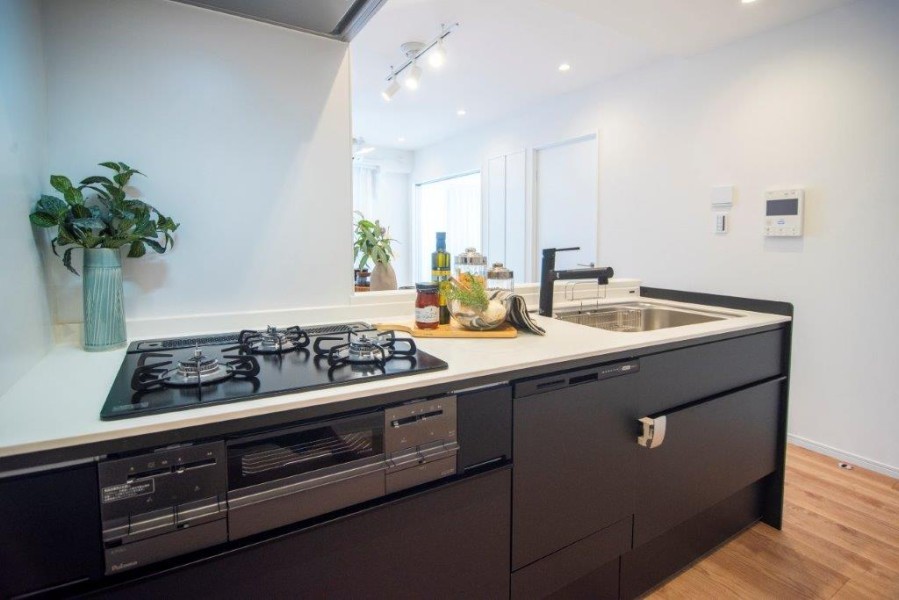 リビングにいるご家族とおしゃべりしながら家事ができる人気のオープンキッチンです。重厚感のあるお色味がお部屋にアクセントをもたらします。