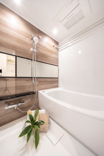 ゆったりしたバスタブで毎日のお風呂時間を心行くまで楽しめます。1日の疲れをしっかり癒してくれるバスルームです。