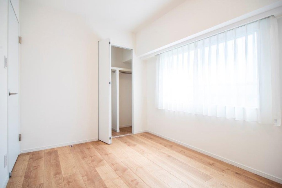 洋室2にも明るい自然光が注がれます。優しい光が入るお部屋で、快適な自分時間を過ごせそうです。