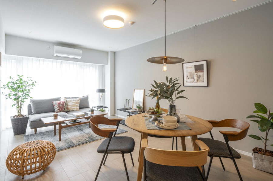 大きな窓からたっぷりの光が差し込み、開放的なリビングダイニングです。家族団欒のひとときをより快適な空間へと演出します。