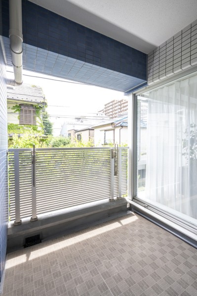 奥行きがあり、プライバシーが守られたバルコニーです。リビングダイニングと洋室3に隣接し、快適な家事動線が確保されています。
