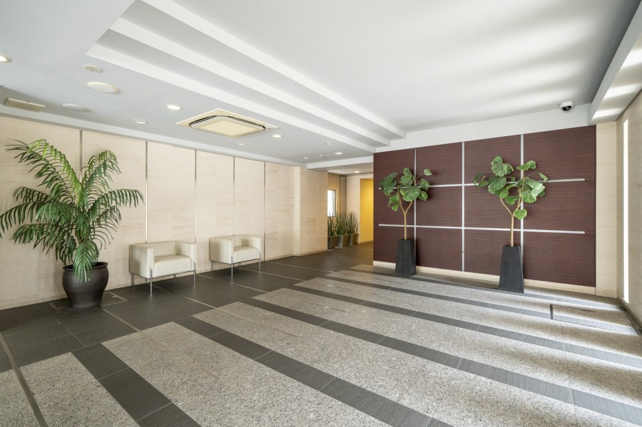 爽やかな光が降り注ぐ広々としたエントランスロビーです。リュクスで上質な空間が広がり、住まいのグレード高さを誇っています。