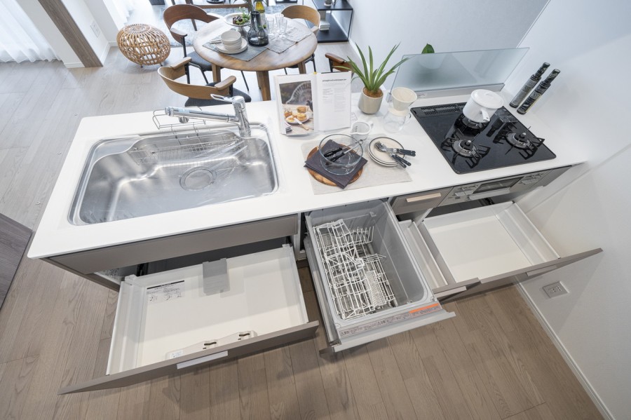 ◆食器洗浄乾燥機◆家事の時間を短縮できる優れもの。さらに節水・節約を同時に行うことができるので、大変人気があり重宝します。