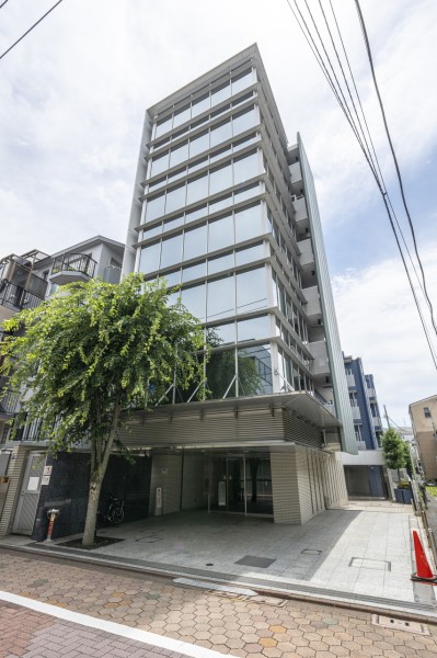 利便性良好な『大森』駅徒歩10分♪7階建てファミリー向けのマンションです。大通りから中に入った立地にあるので、静かな雰囲気の住環境です。