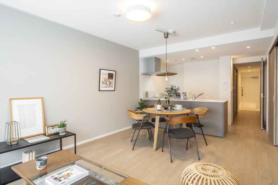 心安らぐひとときを紡ぐ居住空間です。備え付けのピクチャーレールにはアートやグリーンを飾ることも可能。お好みのテイストでお部屋づくりが楽しめます♪