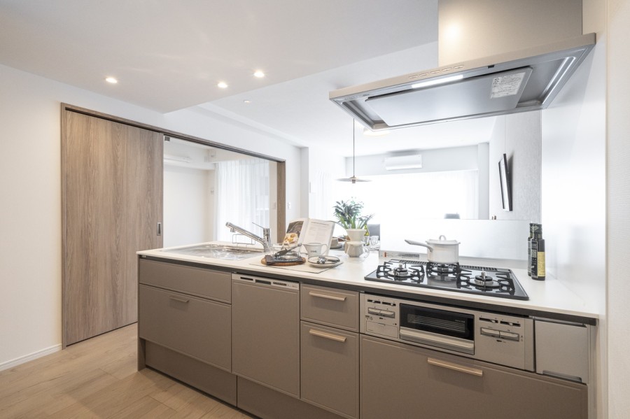 対面式のオープンキッチンで、家族とのコミュニケーションを大切にしながら家事ができます。小さなお子様がいても、リビングの様子を見ながら家事ができ安心です。