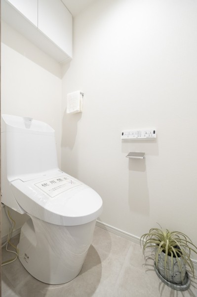 シンプルで安らぎが宿るレストルームです。お掃除に便利な機能も搭載しており、毎日のお手入れもしやすくなっています。