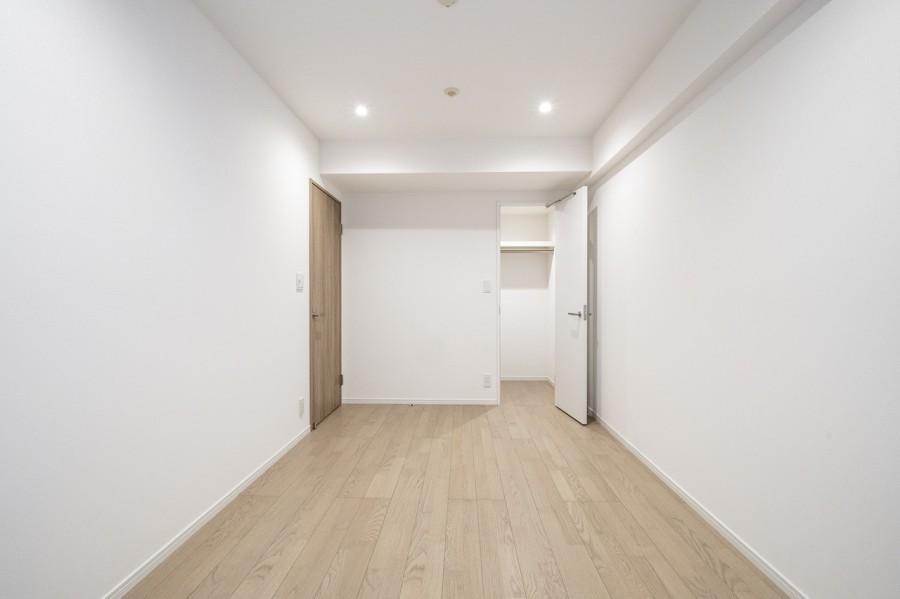 洋室1には頼もしい収納力を誇るウォークインクローゼットを備え付けました。オフシーズンのお洋服や家電などを収納いただけるスペースがございます。