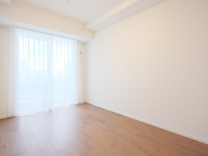 洋室1はリビングから一番遠く、プライベート性が高いお部屋です。バルコニーに接続する窓からは、穏やかな自然光が入り、のびのびとお過ごしいただけるお部屋です。