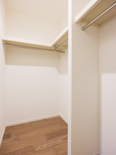 洋室1には、頼もしい収納力を誇るウォークインクローゼットが付いています。荷物や衣類をたっぷり収納いただけます。