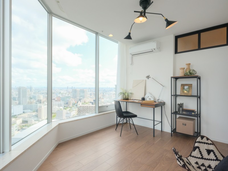 リビングに隣接する洋室2は大きな窓があり、開放感溢れるお部屋です。リビングと仕切る扉は、ライフスタイルをシームレスにするガラス扉を用いました。