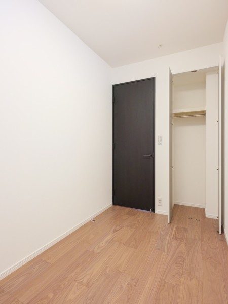 約3.6帖のサービスルームは、ワークスペースとしても活躍しそうなユーティリティな空間です。収納スペースもあります。