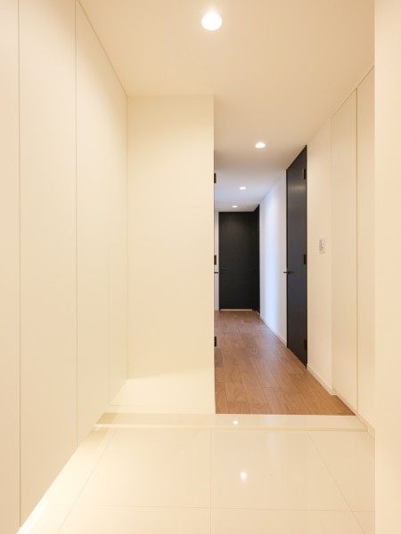 フットライトの光が気品と格調高さを醸し出す玄関です。天井までの高さがあるシューズボックスを備え付けたので、玄関をすっきり綺麗に保てます。