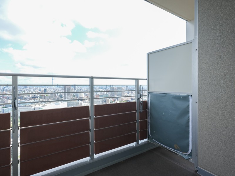 空へと繋がるスマートなビル群のシルエットに都心の刺激を間近に感じながらも、青々とした空を眺めリラックスできるバルコニーです。