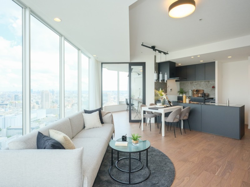 タワーレジデンスで叶える開放感のある暮らし。大きな窓からたっぷりの光が差し込み、家族団欒のひとときをより快適な空間へと演出します。