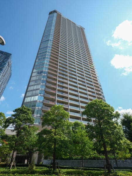 総戸数825戸・免震構造の43階建タワーレジデンスです。スカイラウンジやフィットネスジム、キッズルームなど充実の共用施設も魅力なマンションです。