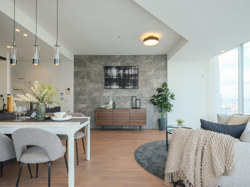 リュクスな暮らしが叶うリビングは木の温もりと上質感を味わえるお部屋です。リビングダイニングの1面にはエコカラットを採用しており、機能性とデザイン性を兼ね備えた仕上がりとなっています。