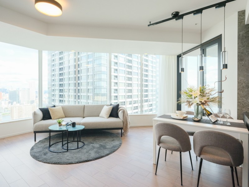 約17.6帖のゆとりあるLDKです。床暖房が敷設され、大切なペットも一緒に、ご家族みなさんが一年中快適にお過ごしいただけます。