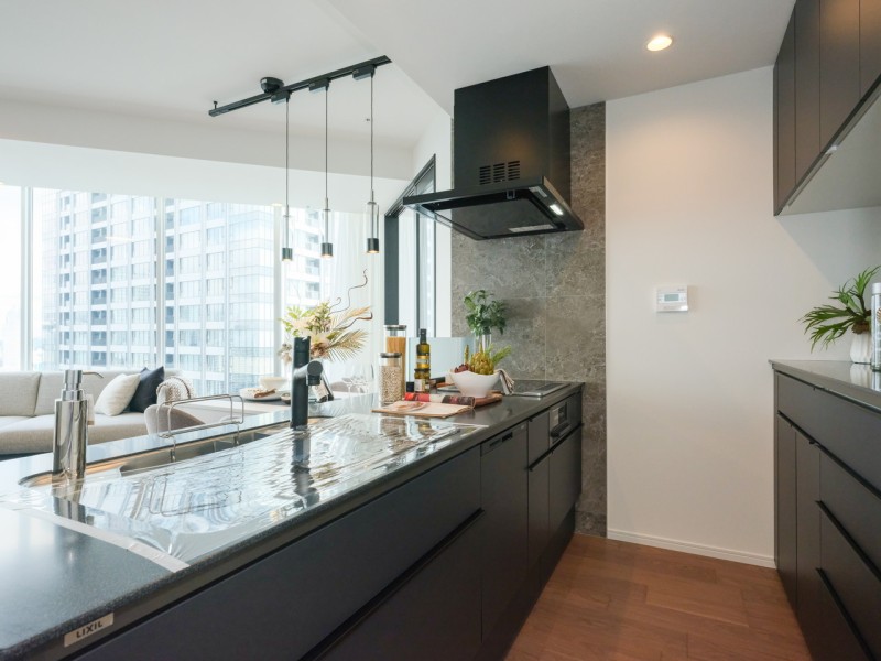 お部屋の雰囲気に溶け込む、インテリアの一部のようなオープンキッチンです。キッチン背面には収納豊富でカウンタースペースも広いカップボードがあります。