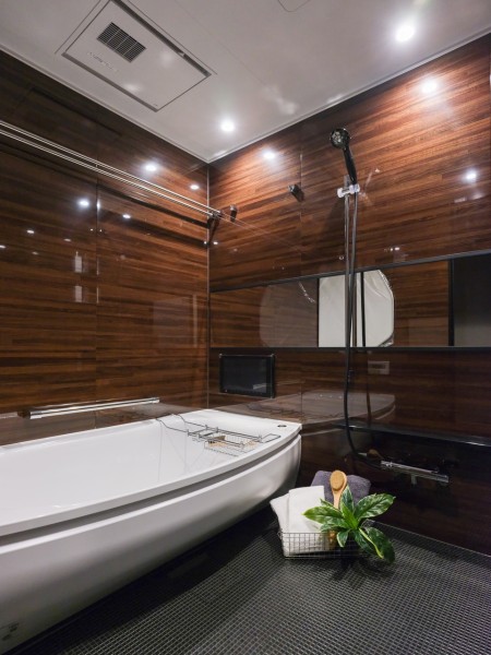 光沢のある木目調パネルが高級感を漂わせるバスルームです。ゆったりとくつろげる空間で、身体も心も癒されます。暖房・涼風・換気・乾燥機能付きで1年中快適です。