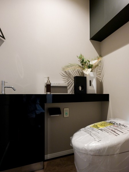 レストルームにはスマートなタンクレストイレ、手洗い場を備え付けました。毎日使う場所だからこそ、清潔感と使いやすさを考慮した空間です。