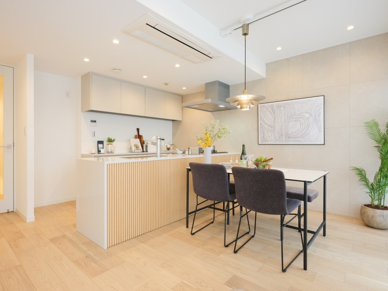 デザイン性の高いオリジナルキッチンや、繊細な色合いと陰影を楽しめるコキーユパネルを取り入れるなど、細部にまでこだわったリノベーションを施しました。日常を豊かに快適に演出する住まいです。