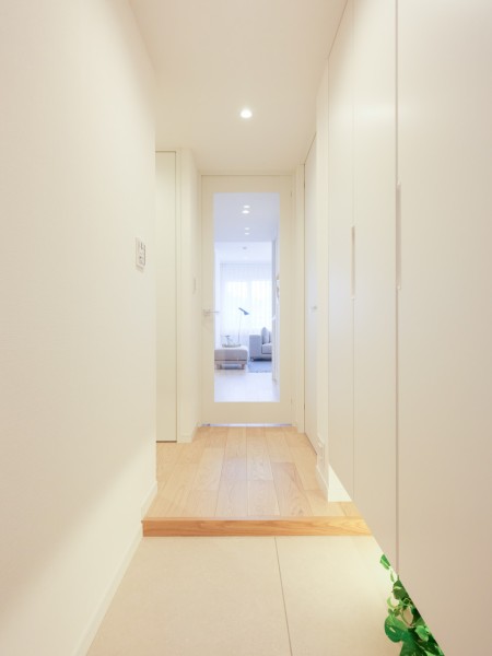 住まいの顔になる玄関は、白を基調に爽やかな空間を演出します。人感センサー付きライトを設置したので、暗い時間帯のご帰宅や両手が塞がっているときも快適です。