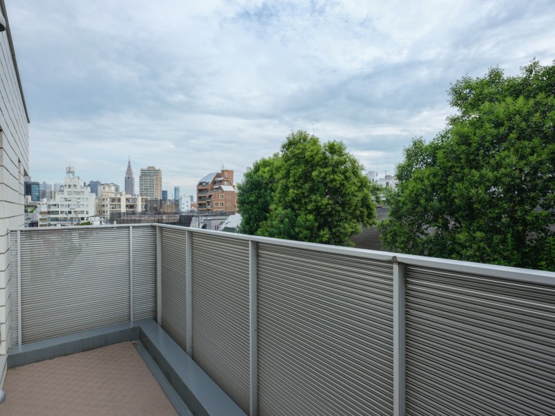 洋室1、2側のバルコニーには広がる青空と緑を目前にしたリフレッシュ空間が広がります。