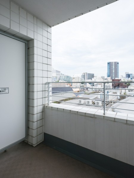 リビング側のバルコニーです。目の前には高い建物がないため、心地よい風が吹き抜けます。