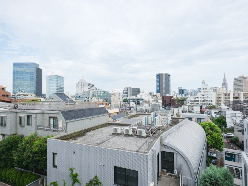 都会的でありながら、伸びやかで穏やかな時間が流れる空間です。利便性の高い立地の中でもほっとひと息つける、開放感溢れる景色をお楽しみいただけます。