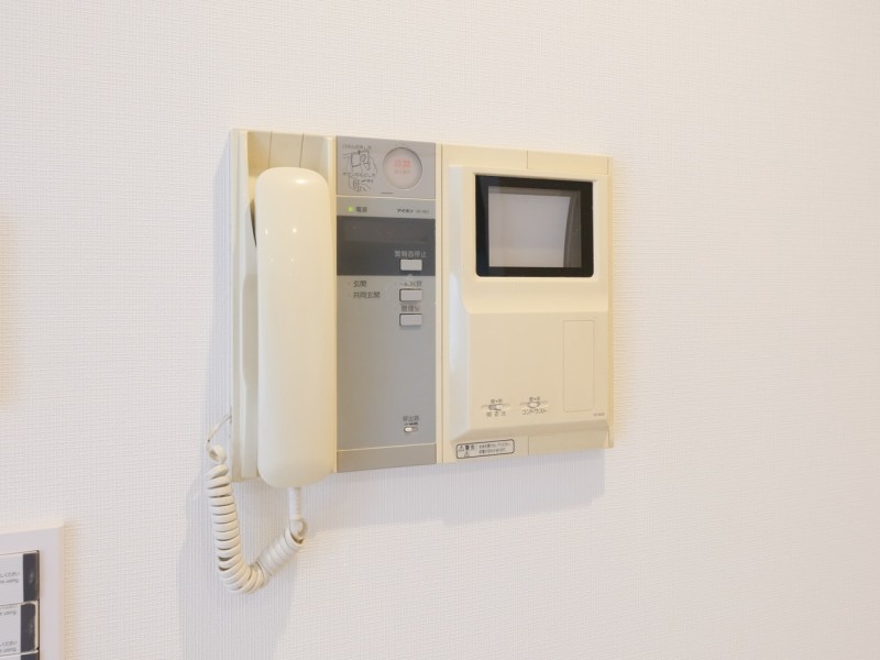 ◆TVモニター付きインターホン◆訪ねてきた相手をモニター越しに確認でき、防犯対策に役立ちます。インターホン越しに話をすることが可能です。