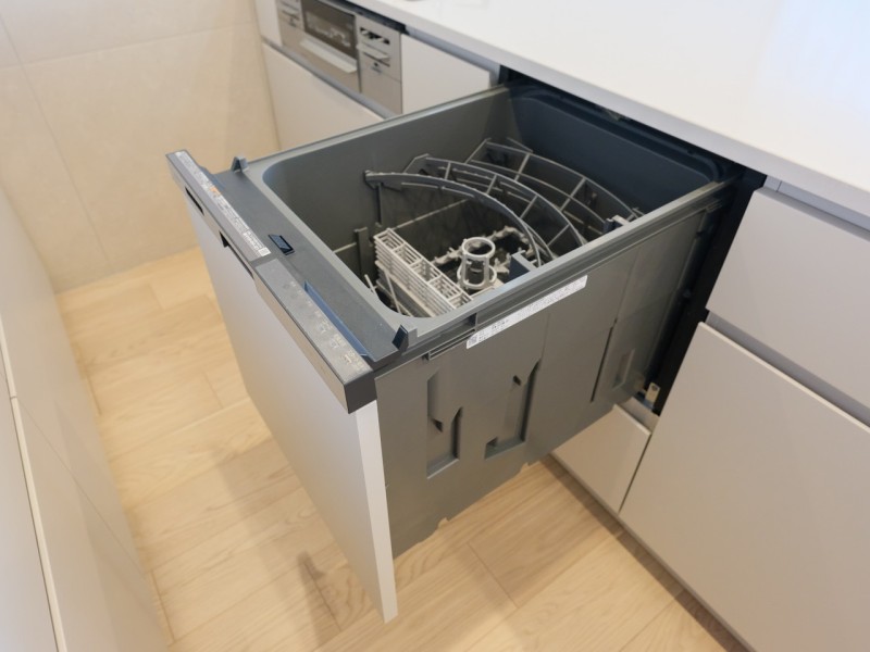 ◆食器洗浄乾燥機◆家事の時間を短縮できる優れもの。さらに節水・節約を同時に行うことができるので、大変人気があり重宝します。