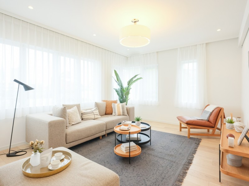 たっぷりの自然光が降り注ぐLDKは約20.5帖の広さを誇り、穏やかで上質な住まいを演出します。