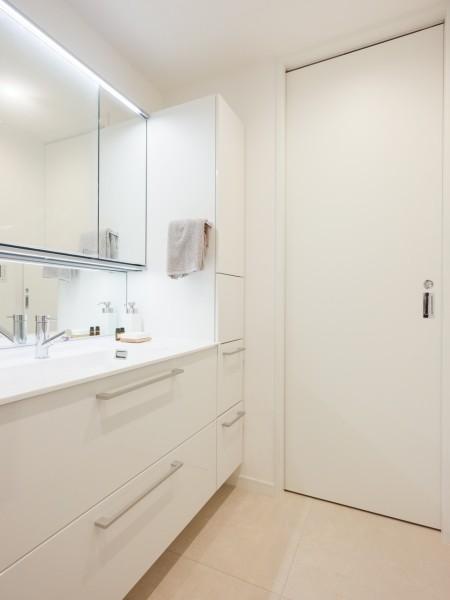 大きな三面鏡付き、明るく収納豊富な洗面化粧台です。隣にはリネン庫が備わっており、タオルや着替えの収納スペースとしても便利にお使いいただけます。