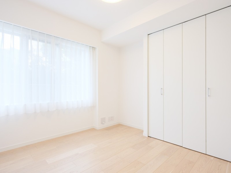 約5.5帖の洋室1は大きな窓から陽光が降り注ぎ、のびやかな時間が流れるお部屋です。