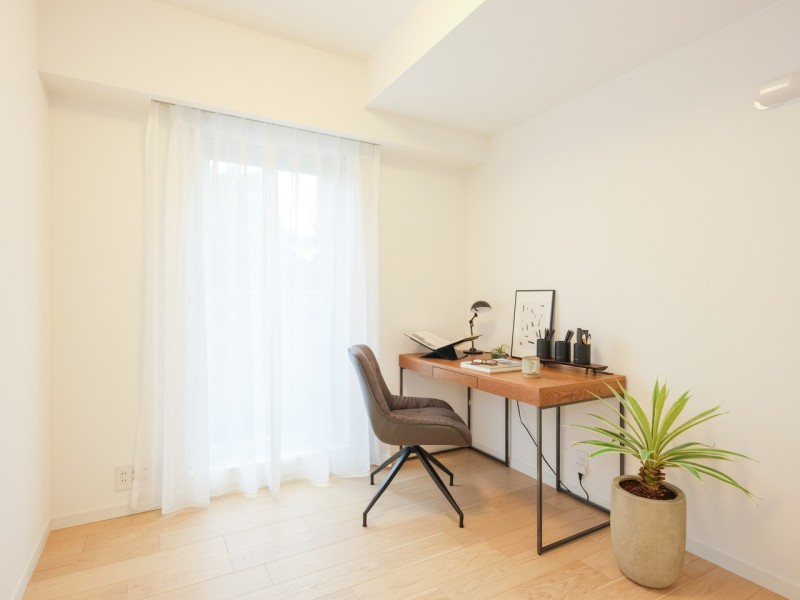 リビングに隣接しながらもプライベート性の高い洋室2です。バルコニーからの光を取り込み、テレワークなどの作業スペースにもぴったりな空間です。