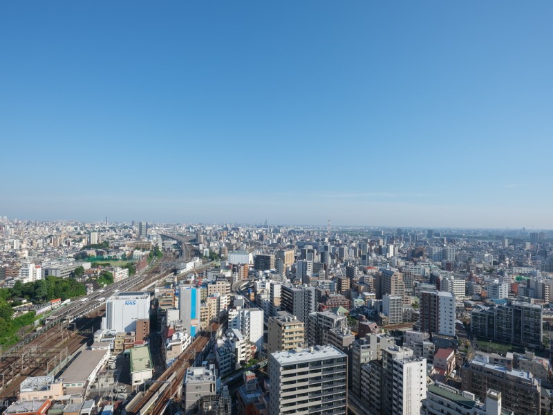 都心の刺激を間近に、ビル群の隙間からのぞく青々とした空を望める眺望です。胸のすくパノラマビューに凛とした空気が流れ込みます。