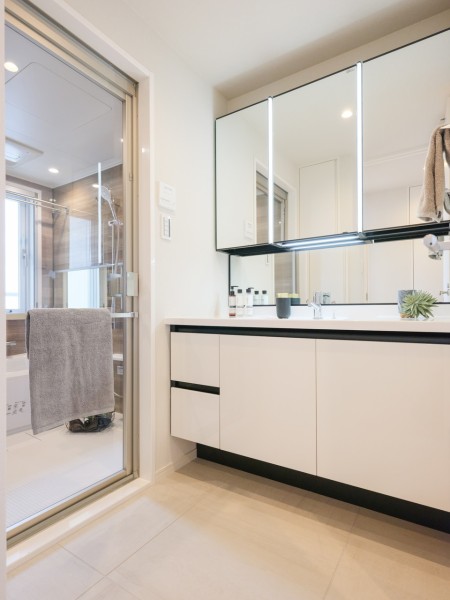 お部屋の内装と統一された、清潔感漂う洗面化粧台です。三面鏡裏や足元の収納など使いやすさを兼ね備えたLIXIL製洗面化粧台を新規設置しました。